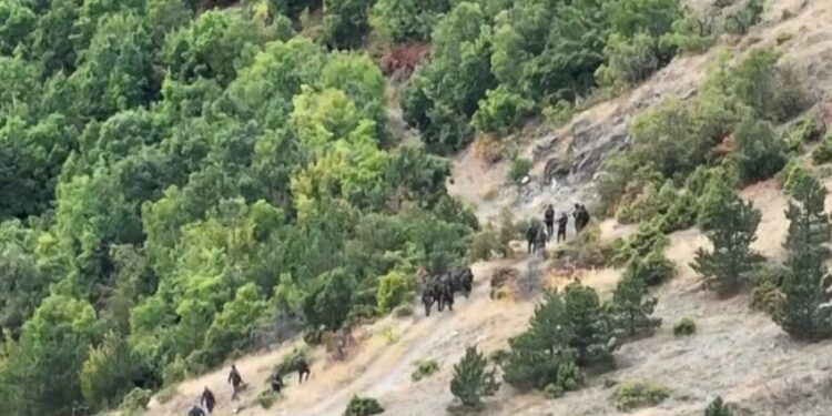 KFOR-i e negocioi largimin e terroristëve nga Banjska