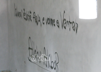 Grafite të dyshimta në një kishë ortodokse në Pejë, s’ka dyshime se janë bërë nga myslimanët