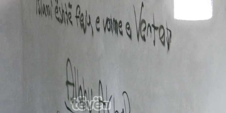 Grafite të dyshimta në një kishë ortodokse në Pejë, s’ka dyshime se janë bërë nga myslimanët