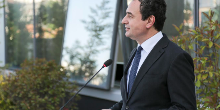 Kurti: Rekrutimi i pavarur e i bazuar në meritë, thelbësor për të ardhmen e Kosovës