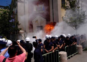 Protestohet sërish para Bashkisë së Tiranës, hidhet molotov
