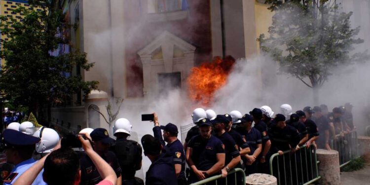 Protestohet sërish para Bashkisë së Tiranës, hidhet molotov