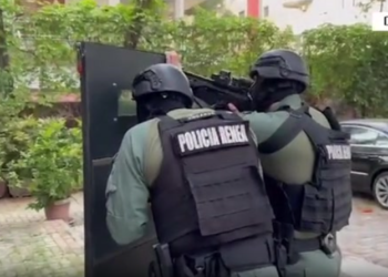 Mbante peng 2 fëmijët e tij të mitur dhe qëlloi me armë RENEA-n, arrestohet 40-vjeçari