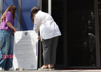 QIKA me aksion simbolik kërkon heqjen e taksës për pecetat menstruale