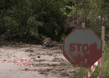 Qytetarët të mllefosur me mbylljen e rrugës kryesore në Sibovc të Obiliqit, ndërhyjnë edhe Policia