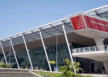 Pasagjeri pret damarët, avioni bën ulje emergjente në aeroportin “Nënë Tereza”