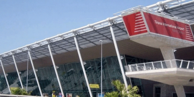 Pasagjeri pret damarët, avioni bën ulje emergjente në aeroportin “Nënë Tereza”