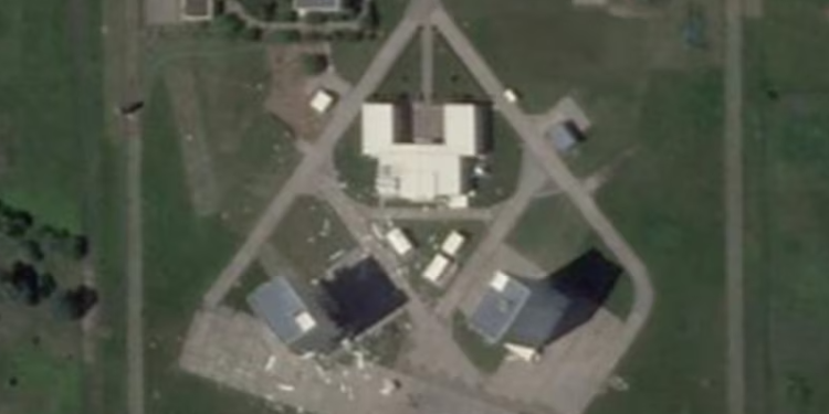 Imazhet satelitore shfaqin dëme në një stacion radari rus pas sulmit të Ukrainës