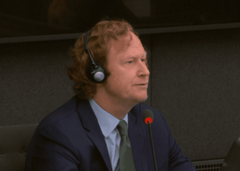 Diplomati austriak nis dëshminë në Hagë