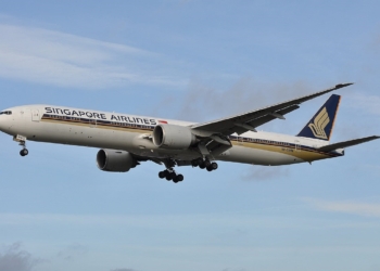 Vdes një udhëtar gjatë turbulencave në fluturimin Londër-Singapore