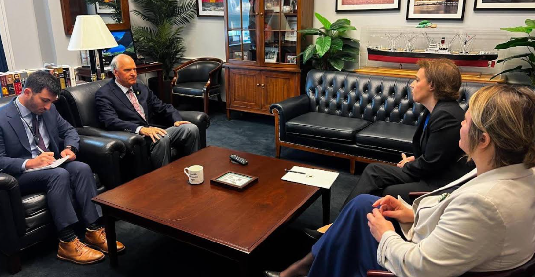 Ministrja Gërvalla takon kongresistin William Keating, bisedojnë për bashkëpunimin ekonomik