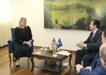 Nënsekretarja amerikane viziton Kosovën, detaje se çfarë diskutoi me Osmanin dhe Kurtin
