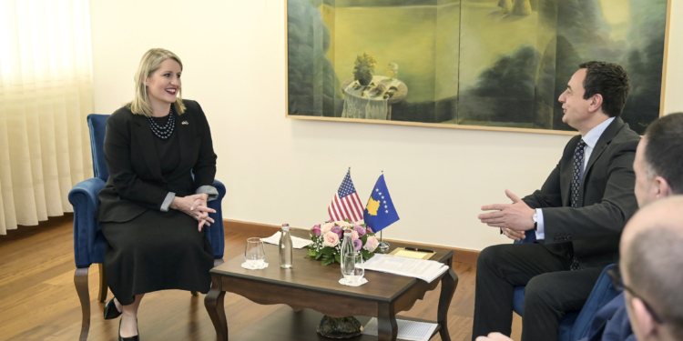 Nënsekretarja amerikane viziton Kosovën, detaje se çfarë diskutoi me Osmanin dhe Kurtin
