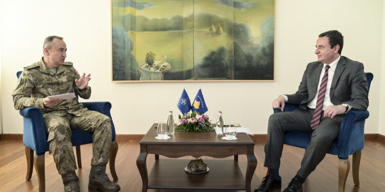 Kurti takon komandantin e KFOR-it, diskutojnë për situatën e sigurisë në Kosovë