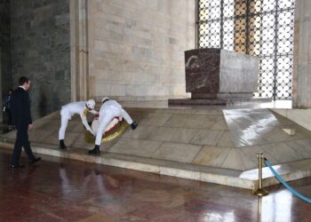 Kurti shkon në Mauzoleun e Mustafa Kemal Atatürkut, vendos kurorë me lule