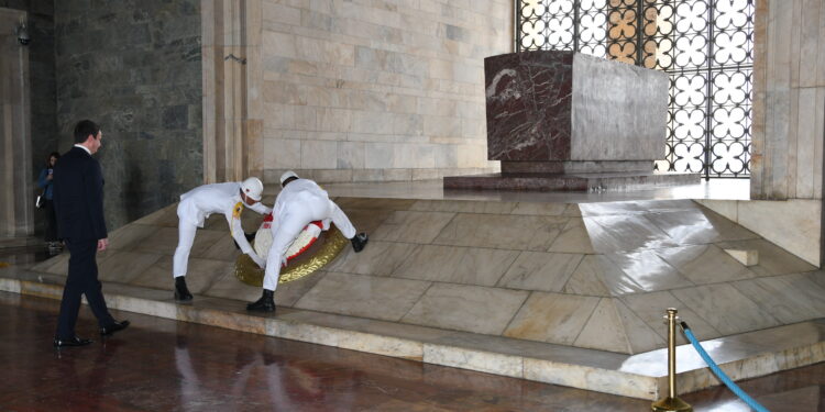 Kurti shkon në Mauzoleun e Mustafa Kemal Atatürkut, vendos kurorë me lule