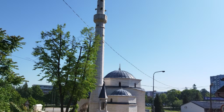 Xhamia e shkatërruar në luftën e Bosnjës ngrihet nga rrënojat
