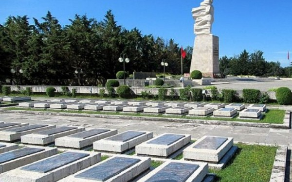 Dita e Dëshmorëve të Kombit nuk është zyrtare në Republikën e Kosovës