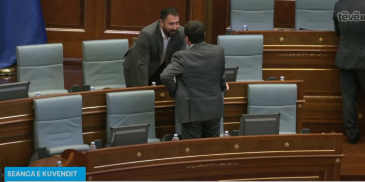 Krejt çfarë ndodhi në seancën plenare të thirrur nga AAK-ja në Kuvendin e Kosovës