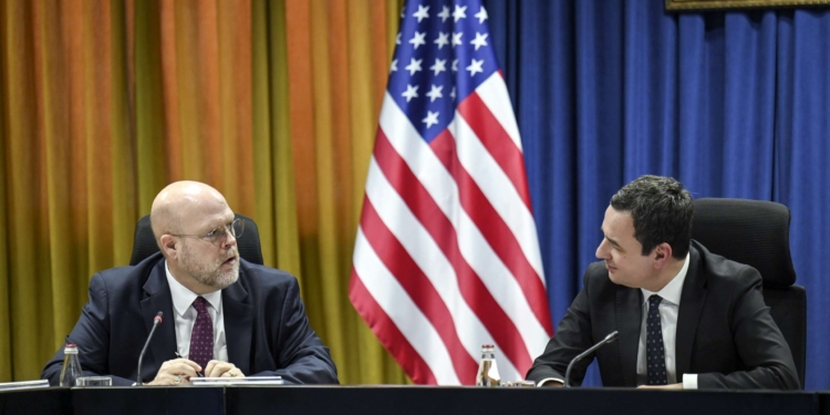 Hovenier takohet me Kurtin