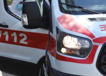 Theu xhamin e banesës së tij, vdes 27-vjeçari në spitalin e Elbasanit