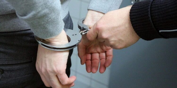 Arrestohen dy të dyshuar, vodhën stoli në vlerë prej 10 mijë euro