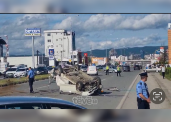 Rrokulliset vetura në rrugën Fushë-Kosovë – Prishtinë
