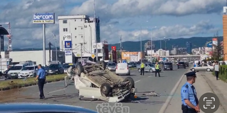 Rrokulliset vetura në rrugën Fushë-Kosovë – Prishtinë