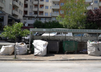 ​Brestovci: Shqetësuese, qytetarët hedhin mbeturinat përreth kontejnerëve