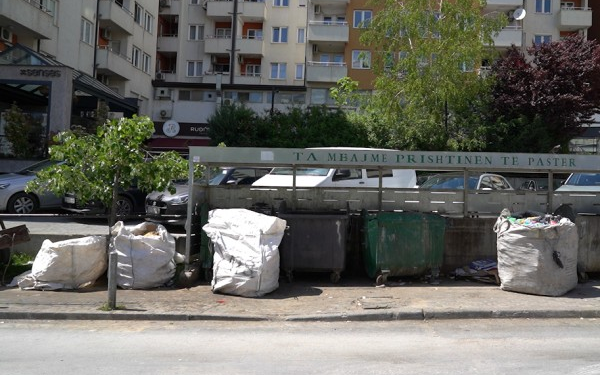 Brestovci: Shqetësuese, qytetarët hedhin mbeturinat përreth kontejnerëve