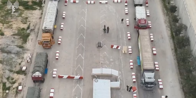 Kamionët me ndihma nisin të hyjnë në Gazë