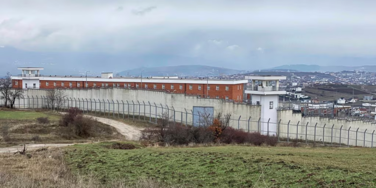 Qeveria synon ta rinegociojë marrëveshjen për burgjet me Danimarkën