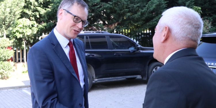 Sveçla bashkë me ministrin britanik në Kosovë flasin për sigurinë kufitare