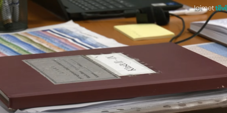 Mësimdhënësit po braktisin ditarin për shkak të pagës