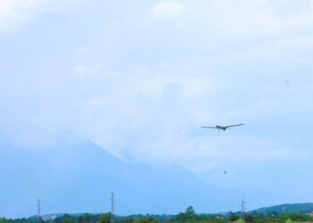 Dronët “Bayraktarë” fluturojnë mbi Gjakovë, ministri dhe komandanti i FSK-së e vëzhgojnë operimin e tyre