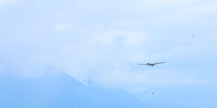 Dronët “Bayraktarë” fluturojnë mbi Gjakovë, ministri dhe komandanti i FSK-së e vëzhgojnë operimin e tyre