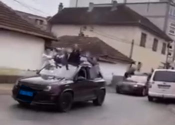 Gjobiten disa persona në Shtime, “festuan” duke dalë me gjysmën e trupit nëpër xhama të veturës