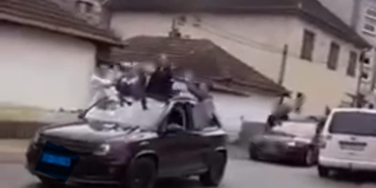 Gjobiten disa persona në Shtime, “festuan” duke dalë me gjysmën e trupit nëpër xhama të veturës