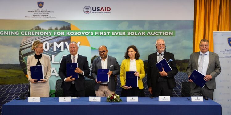 Nënshkruhet marrëveshja për zhvillimin e projektit të ankandit të parë solar prej 100 MW
