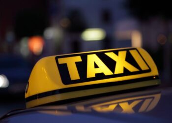 Arrestohen tre persona, aksidentuan qëllimisht një taxi dhe më pas sulmuan shoferin