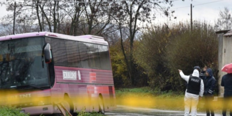 Dëshmitari thotë se në natën kritike e kishte parë në një kafiteri njërin nga të akuzuarit për vrasjen e trefishtë në Gllogjan