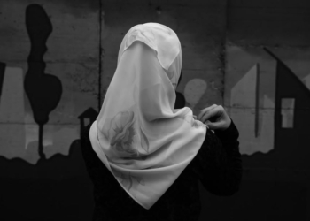 Udhëzimi që ndalon  mbulesën në shkolla në shqyrtim nga MASHTI