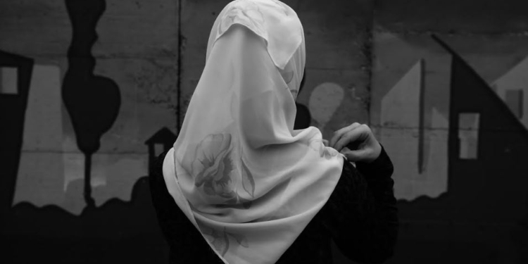 Udhëzimi që ndalon  mbulesën në shkolla në shqyrtim nga MASHTI