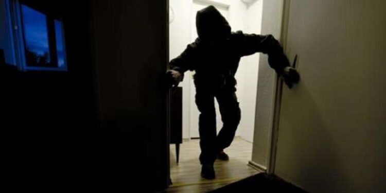 Hajnat hyn me forcë në një shtëpi në Gjakovë, vodhën stoli ari