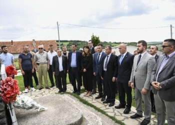​Haradinaj kujton Tahir e Nebih Mehën në 43-vjetorin e rënies