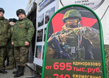 Rusia i shtyn të rinjtë ukrainas të nënshkruajnë kontrata për të luftuar kundër Ukrainës
