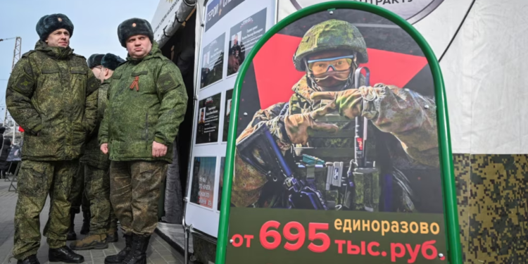 Rusia i shtyn të rinjtë ukrainas të nënshkruajnë kontrata për të luftuar kundër Ukrainës