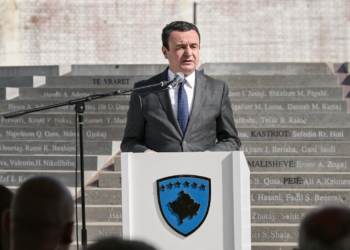 Kurti përkujtoi me homazhe të vrarët në masakrën e Dubravës