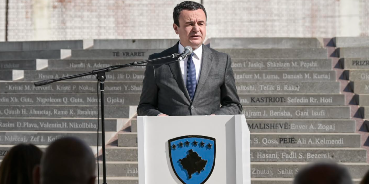Kurti përkujtoi me homazhe të vrarët në masakrën e Dubravës