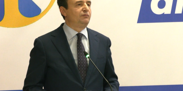 Kurti merr pjesë në tubimin përkrahës të PVD-së në Prishtinë: Ku me thërrasin, unë shkoj